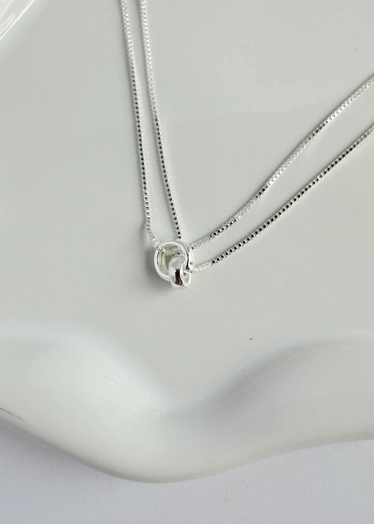 Interlocking Smooth Circle Necklace